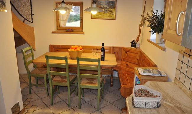 Sala da pranzo in caratteristico legno di abete