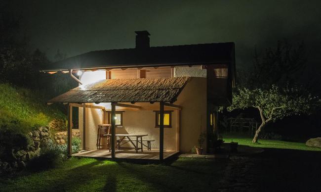 La casa nel frutteto di notte