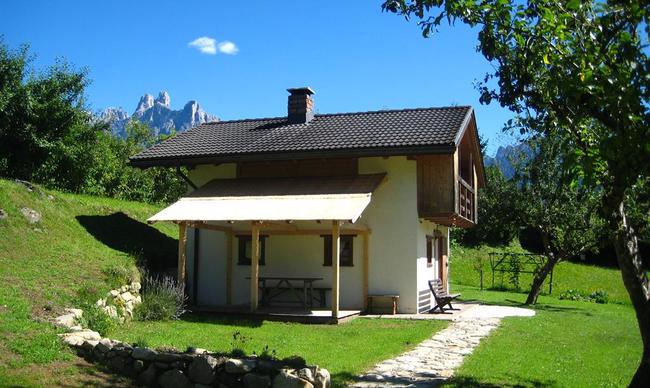 Vista laterale con veranda per pranzare all'aperto