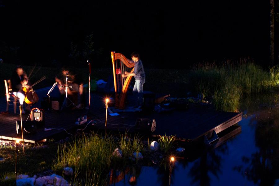 Un'immagine dell'edizione 2013 di Trentino GiroFolk al biolago di Sagron.