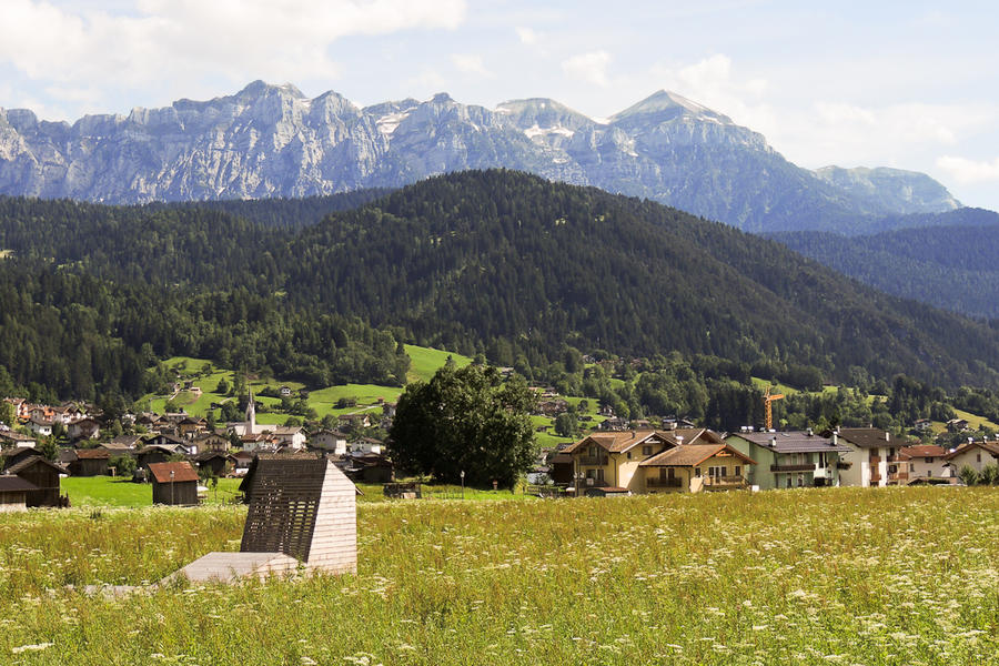 Dall'area del SotAlaZopa nella Campagna si vede Transacqua, sullo sfondo il Pavione