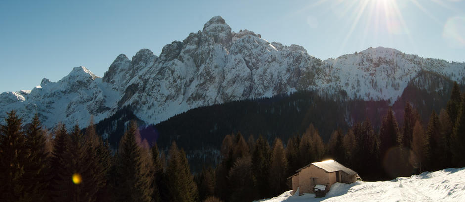 Un maso con il Piz de Sagron sullo sfondo