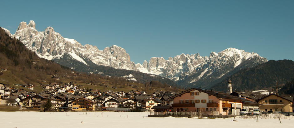 Mezzano visto da Imèr e sullo sfondo le Pale di San Martino