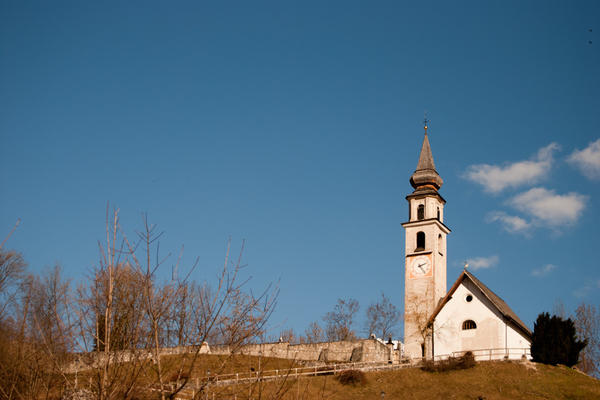 La chiesa di San Vittore vista da Tonadico